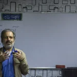 استاد آموزشگاه سینمایی موج نو در حال آموزش هنرجویان