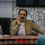 مدرس در حال آموزش هنرجویان کلاس بازیگری در مشهد
